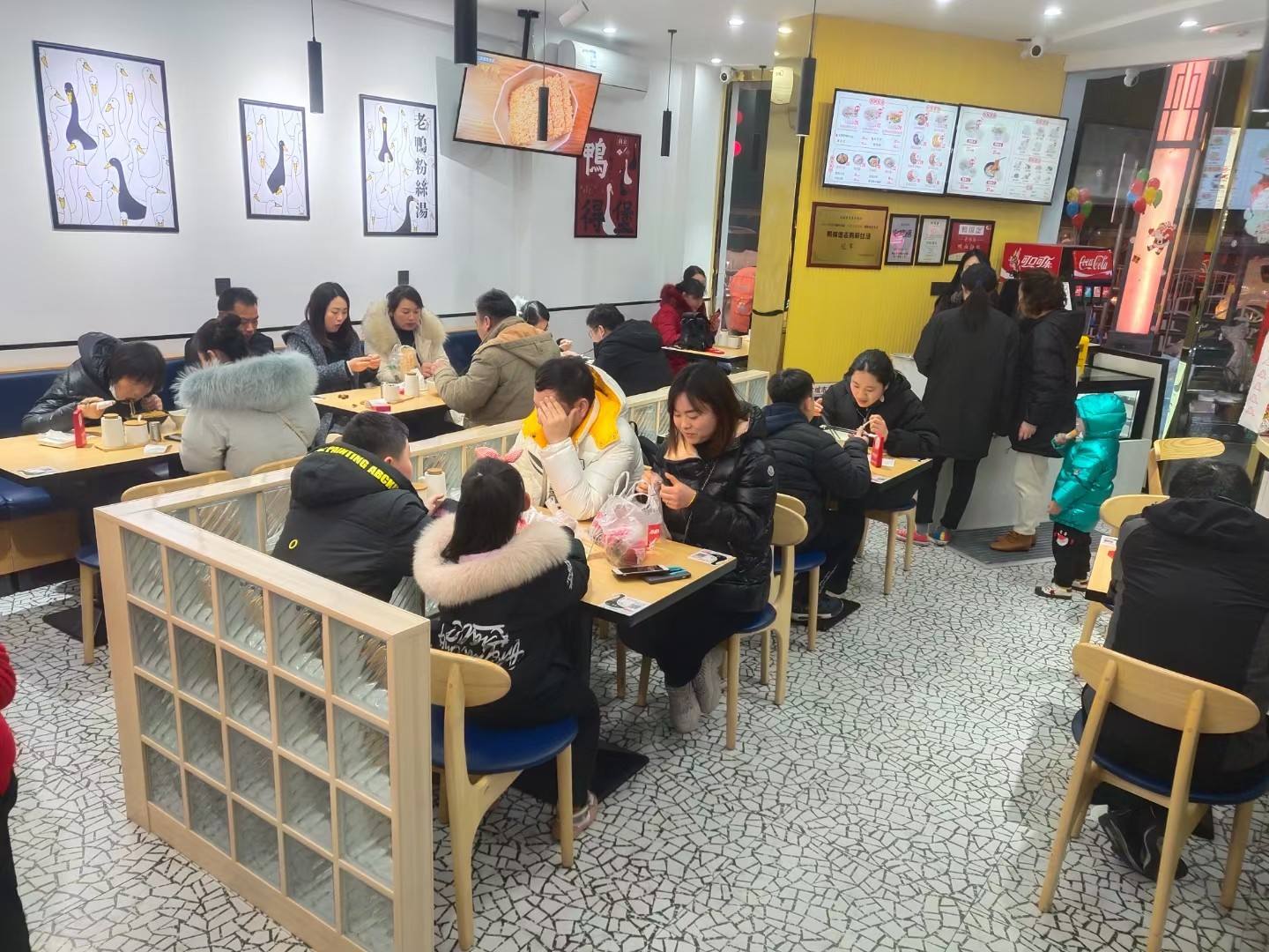 鴨得堡鴨血粉絲湯門店擴張與餐飲管理策略探析